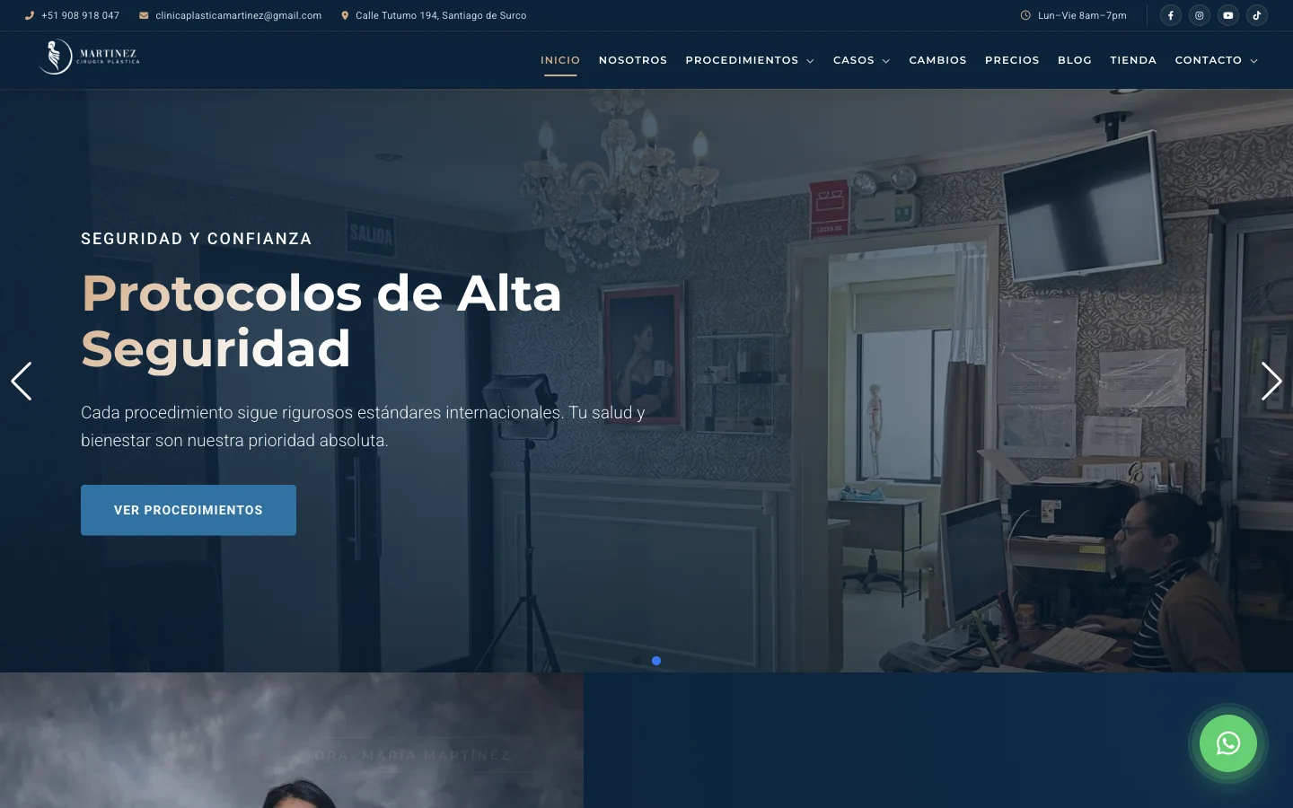Portada de cirugiaplasticamartinez.com.pe en escritorio, con el mensaje «Protocolos de Alta Seguridad» sobre una foto de la recepción de la clínica