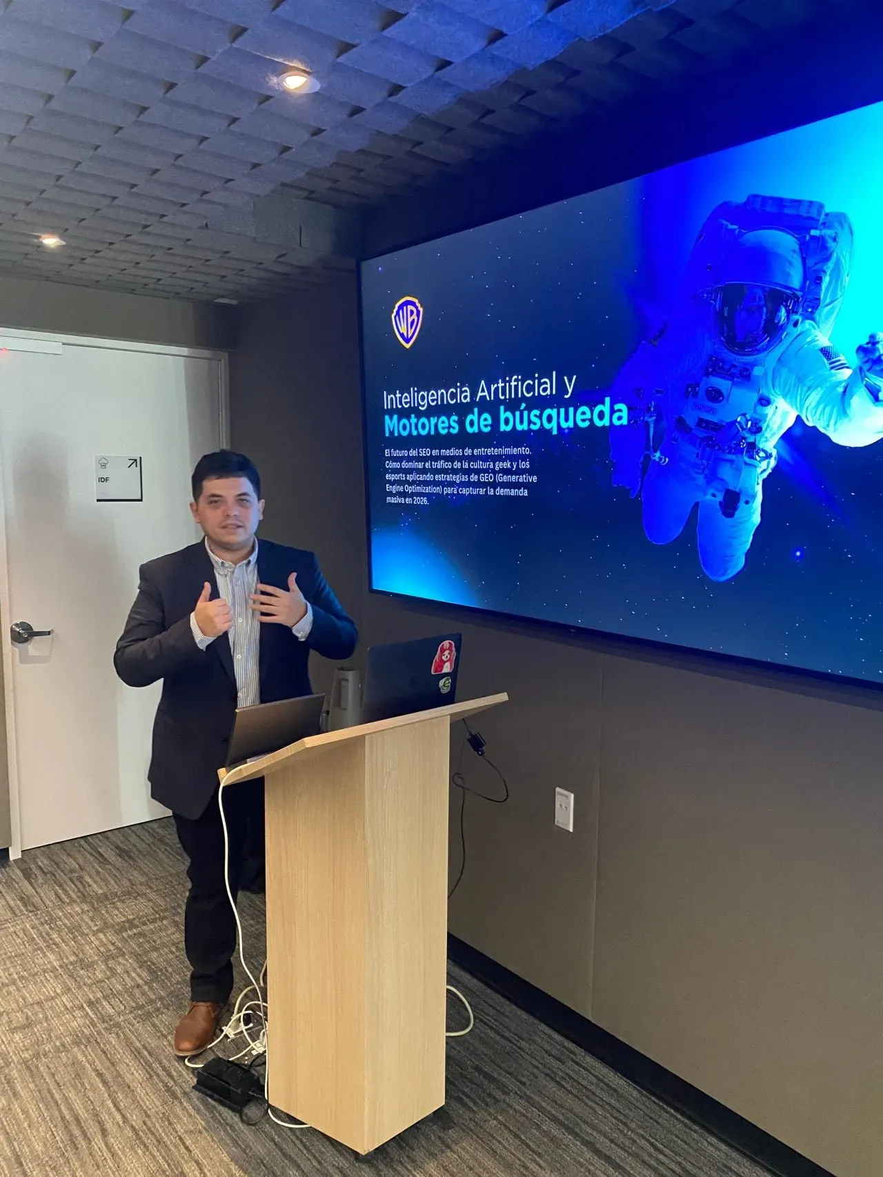 Segunda foto de José Gaspard como keynote speaker en Warner Play Latino 2026 — conferencia sobre Generative Engine Optimization